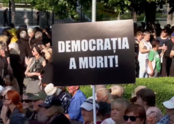 Protest cu îmbrânceli la СС: Poliția a ridicat sicriile aduse de membrii Partidului ”ȘOR”, a reținut câțiva protestatari și a blocat accesul spre Parlament | VIDEO