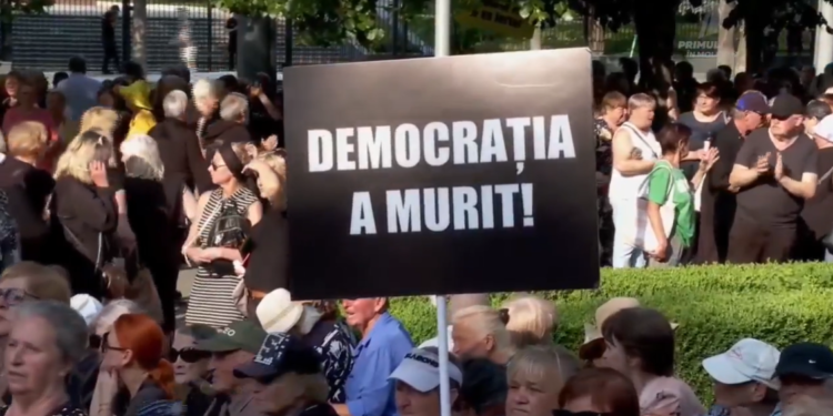 Protest cu îmbrânceli la СС: Poliția a ridicat sicriile aduse de membrii Partidului ”ȘOR”, a reținut câțiva protestatari și a blocat accesul spre Parlament | VIDEO