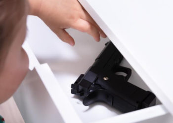 Edineț: O fetiță de 7 ani a fost împușcată mortal de verișorul ei. Copiii se jucau