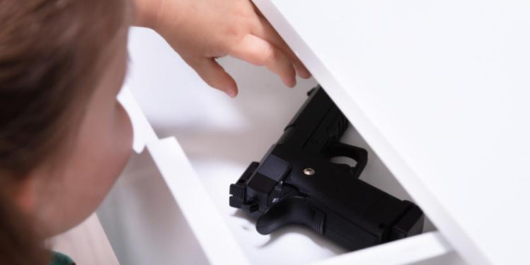 Edineț: O fetiță de 7 ani a fost împușcată mortal de verișorul ei. Copiii se jucau