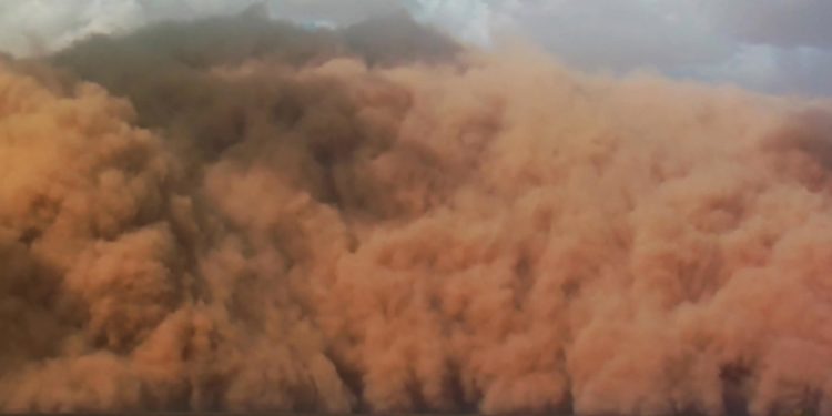 O furtună uriașă de nisip a acoperit întregul canal Suez