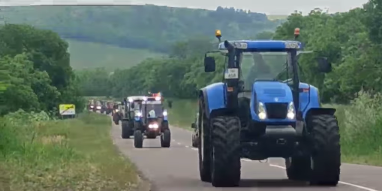Fermierii din mai multe localități au protestat cu tehnica agricolă în Chișinău. Care a fost replica autorităților | VIDEO