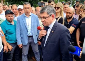 Protestul fermierilor continuă: Grosu a ieșit în fața agricultorilor, fiind asaltat de întrebări incomode. Acesta le-a promis o ședință cu Recean | VIDEO