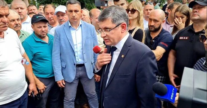 Protestul fermierilor continuă: Grosu a ieșit în fața agricultorilor, fiind asaltat de întrebări incomode. Acesta le-a promis o ședință cu Recean | VIDEO