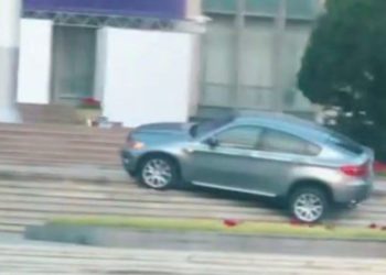 Un individ a urcat cu automobilul pe scările Guvernului. Mai multe echipaje ale poliției au intervenit la fața locului