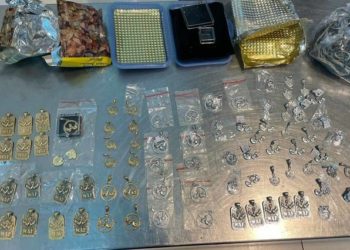 A încercat să treacă vama cu peste 90 de articole de bijuterii nedeclarate