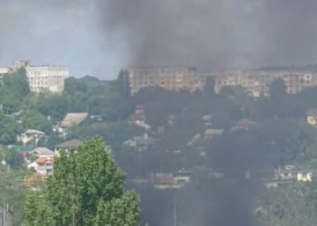 Incendiu în preajma unei parcări din capitală: La fața locului au intervenit două echipaje de pompieri