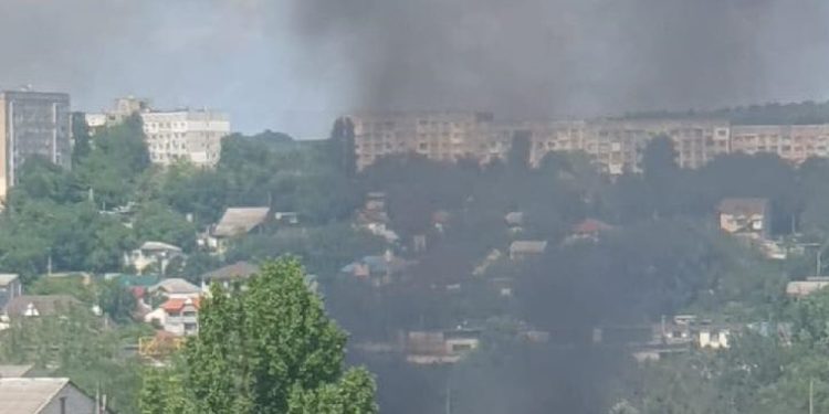 Incendiu în preajma unei parcări din capitală: La fața locului au intervenit două echipaje de pompieri