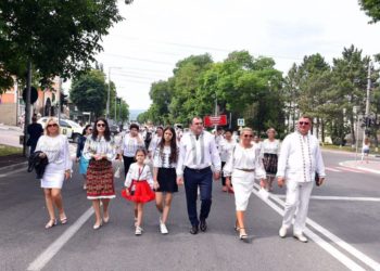 Sute de oameni au defilat într-o coloană festivă pe străzile din Orhei, de Ziua Națională a Portului Popular. Sărbătoarea a culminat cu un concert susținut la „Orheiland” | VIDEO