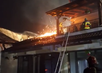 Momente de groază la un hotel din Braşov, după ce acoperişul a izbucnit în flăcări. Mansarda, înghiţită de vâlvătaie