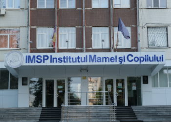 Copilul de 7 ani care a căzut în gol de la etajul patru al unui bloc de locuit, internat la Institutul Mamei și Copilului din Chișinău | VIDEO