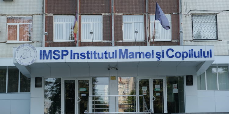 Copilul de 7 ani care a căzut în gol de la etajul patru al unui bloc de locuit, internat la Institutul Mamei și Copilului din Chișinău | VIDEO