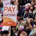 Vor salarii mai bune: Mii de medici din Anglia vor intra în grevă timp de cinci zile