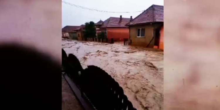 Inundațiile au făcut prăpăd în România. Într-un sat din județul Alba, oamenii și-au părăsit casele