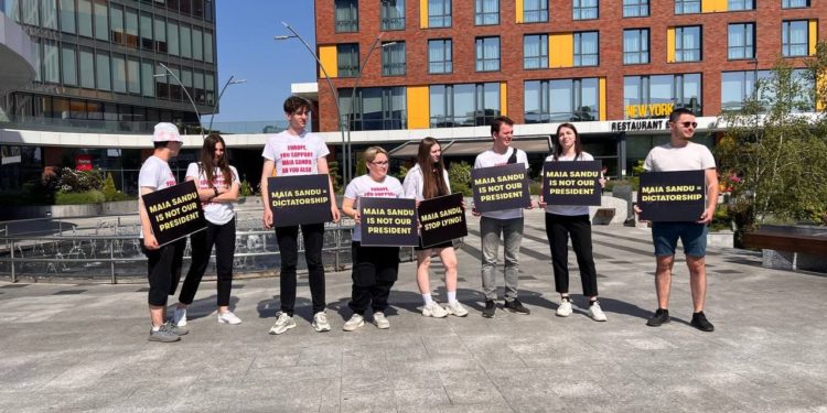 Protestele împotriva dictaturii instituite de Maia Sandu continuă. De data aceasta – în fața hotelurilor unde sunt cazați delegațiile europene și jurnaliști străini