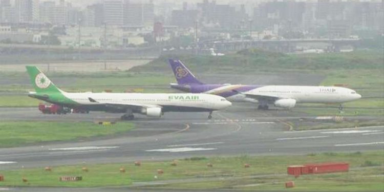 В аэропорту Токио столкнулись два самолета