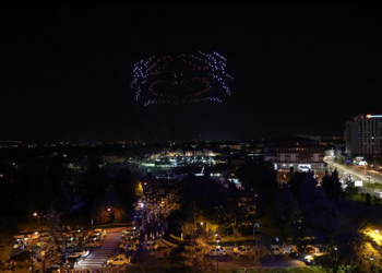 Spectacol de drone şi lasere în România: Zeci de mii de oameni au asistat la eveniment