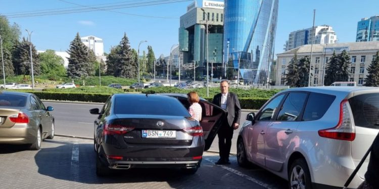 Maia Sandu, surprinsă de nou, la cumpărături: „Când a plecat s-au eliberat vreo 4 locuri în parcare”