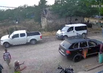 Membru PAS, surprins cum agresează oamenii din sat și distruge bunurile unui local. Cum au reacționat reprezentanții formațiunii politice | VIDEO