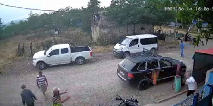 Membru PAS, surprins cum agresează oamenii din sat și distruge bunurile unui local. Cum au reacționat reprezentanții formațiunii politice | VIDEO