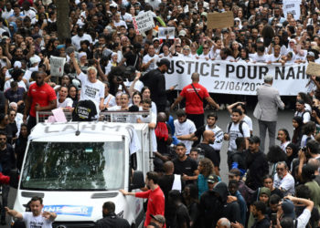 Marș de mii de oameni în Franța, condus de mama unui băiat ucis de poliție. Ce se întâmplă cu ofițerul care l-a împușcat