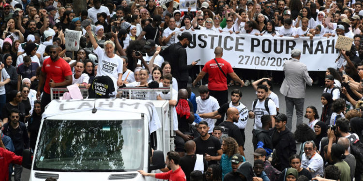 Marș de mii de oameni în Franța, condus de mama unui băiat ucis de poliție. Ce se întâmplă cu ofițerul care l-a împușcat