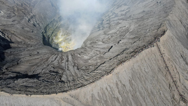 Ritual de sacrificare la vulcanul activ Bromo din Indonezia. Mii de oameni aruncă animale și alimente în crater | FOTO