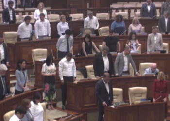 Oazu Nantoi a refuzat să se ridice în picioare pentru a comemora victimele celui de-al Doilea Război Mondial. Ce explicații a oferit deputatul PAS | VIDEO