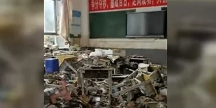 Sute de elevi au rămas blocați într-o școală devastată de inundații masive în China