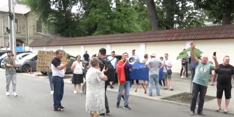 Susținătorii și simpatizanții PAS au mers la CC pentru a-și manifesta susținerea față de decizia luată de instanță privind lichidarea Partidului ”ȘOR” | VIDEO