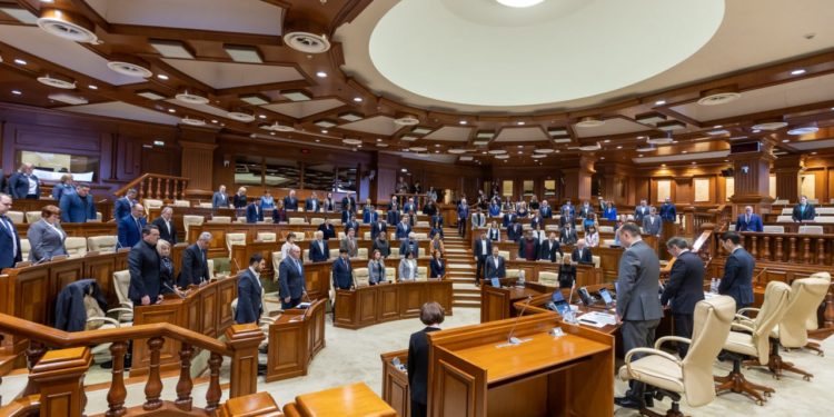 Minut de reculegere la Parlament în memoria regretatului jurist Victor Pușcaș, unul din autorii Constituției Republicii Moldova
