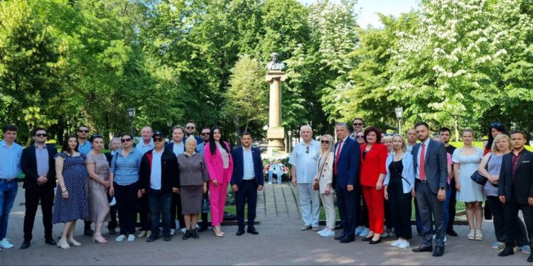 Ziua de naștere a poetului Alexandr Pușkin, comemorată la Chișinău. Mai mulți deputați și foști șefi de stat au depus flori la bustul acestuia din Parcul Ștefan cel Mare | VIDEO
