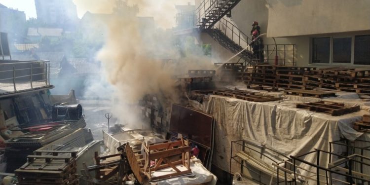Pompierii, solicitați să intervină la lichidarea a două incendii care au izbucnit concomitent în sectorul Buiucani și Botanica
