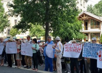 În timp ce la ANRE se decidea câți bani vor achita moldovenii pentru gazele naturale, partidele „ȘOR” și „Renaștere” au protestat cerând micșorarea tarifului până la 6 lei | VIDEO