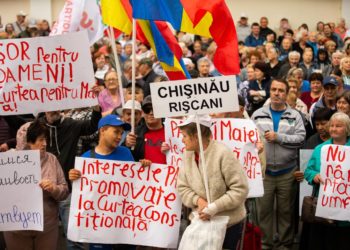 Curtea Constituțională continuă examinarea constituționalității Partidului „ȘOR”. În fața instituției oamenii scandează „Jos Dictatura!” | VIDEO