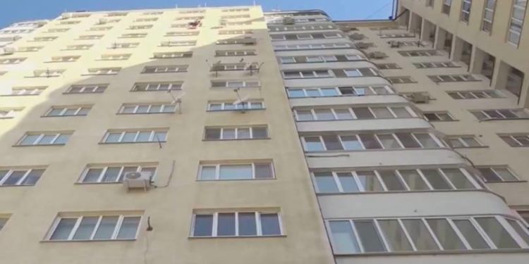 Un copil a căzut de la etajul 8 al unui bloc din Chișinău. Detaliile oferite de poliție