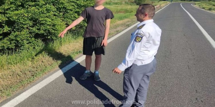 Dor de părinți: Un  minor de 14 ani, lăsat în grija bunicilor, a trecut râul Prut înot ca să ajungă la familia sa în Italia | VIDEO