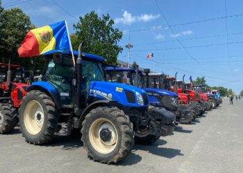 „Am venit să ne întoarcă toate cheltuielile făcute de noi”. Fermierii continuă protestele și au intrat cu tehnica agricolă în Piața Marii Adunări Naționale | VIDEO