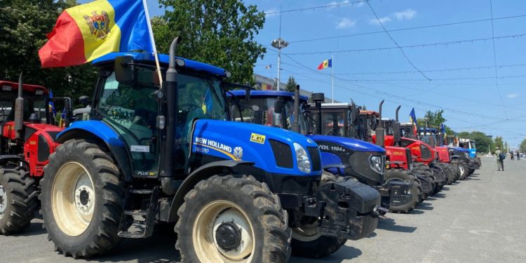 „Am venit să ne întoarcă toate cheltuielile făcute de noi”. Fermierii continuă protestele și au intrat cu tehnica agricolă în Piața Marii Adunări Naționale | VIDEO