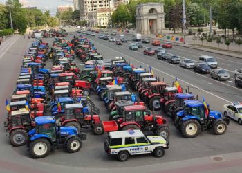 A treia zi de proteste cu tehnică grea în fața Guvernului. Fermierii spun că vor întreprinde acțiuni active, dacă vor fi ignorați sau vor rămâne tot cu promisiuni | VIDEO