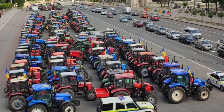 A treia zi de proteste cu tehnică grea în fața Guvernului. Fermierii spun că vor întreprinde acțiuni active, dacă vor fi ignorați sau vor rămâne tot cu promisiuni | VIDEO