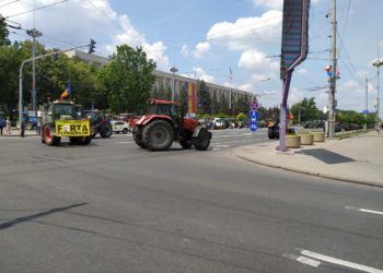 Fermierii au pornit în marș cu tehnica agricolă prin capitală. Traficul rutier este perturbat | VIDEO