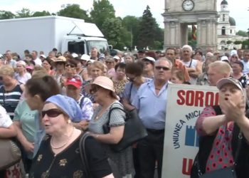 Lozinci antiguvernamentale, inaugurarea unui  „monument pentru lichidarea patentei” și instalarea unei treuci cu purcei. Cum s-a desfășurat protestul patentarilor în fața Guvernului | VIDEO