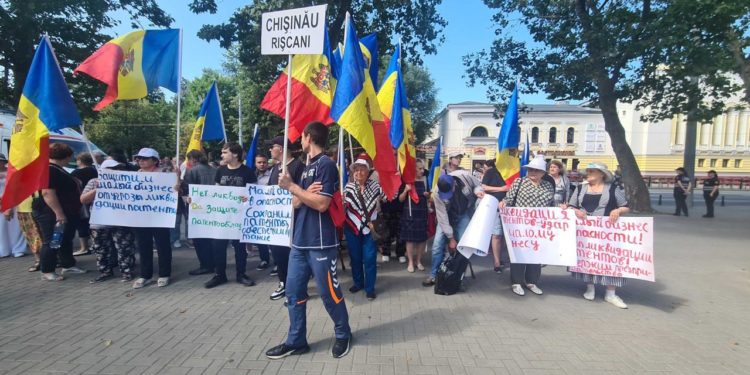 „Întoarceți patentele oamenilor!”. Reprezentanții echipei lui Ilan Șor și ai Partidului ”Renaștere” au desfășurat un protest în susținerea patentarilor | VIDEO