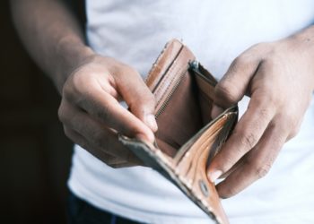 În timp ce numărul milionarilor din Moldova a crescut cu 800 de persoane, un sondaj BNS arată că 15% din moldoveni au salarii mai mici de 3.000 de lei | VIDEO