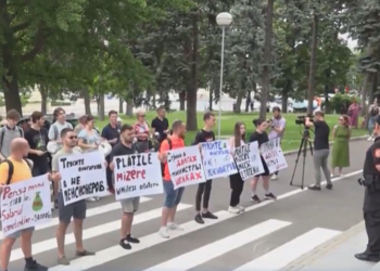 „Bunica mea are o pensie de doar 1.800 de lei”. Activiști și susținători ai Partidului ”Renașterе” au manifestat în fața clădirii Guvernului, împotriva dublării salariilor miniștrilor | VIDEO