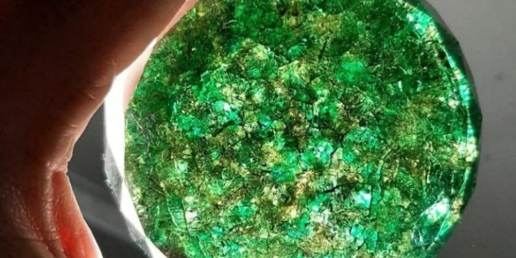 Un membru al organizației criminale „Patron” cercetat penal pentru contrabandă cu pietre prețioase „ Moissanite”