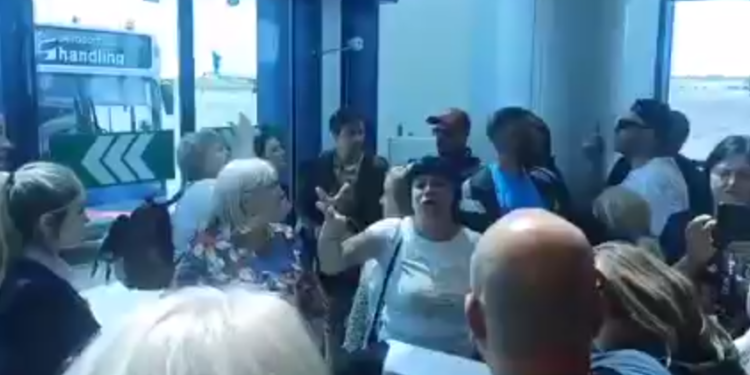 Scandal pe Aeroportul din Chișinău. Mai mulți moldoveni care urmau să ajungă în Italia, nu au reușit să zboare