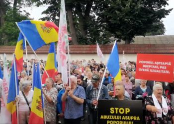 „Noi suntem Partidul ȘOR!”. În timp ce magistrații decid soarta formațiunii, în fața Curții Constituționale continuă protestele de susținere a Partidului „ȘOR” | VIDEO