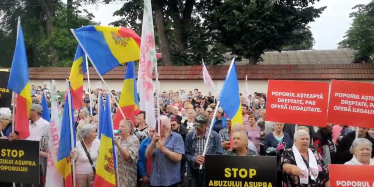 „Noi suntem Partidul ȘOR!”. În timp ce magistrații decid soarta formațiunii, în fața Curții Constituționale continuă protestele de susținere a Partidului „ȘOR” | VIDEO